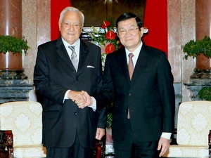 Chủ tịch nước Trương Tấn Sang tiếp ông Christian Poncelet, Chủ tịch nhóm Nghị sĩ hữu nghị Pháp-Việt. (Ảnh: Nguyễn Khang/TTXVN)