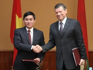 Thứ trưởng Công Thương Lê Dương Quang (bên trái) và Thứ trưởng Ngoại giao Belarus Rybakov V.B. tại lễ ký Biên bản hợp tác sau khóa họp. (Ảnh: Cao Cường/Vietnam+) 