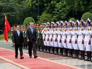 Thủ tướng Nguyễn Tấn Dũng và Thủ tướng Singapore Lý Hiển Long duyệt đội danh dự Quân đội Nhân dân Việt Nam. (Ảnh: Đức Tám/TTXVN)