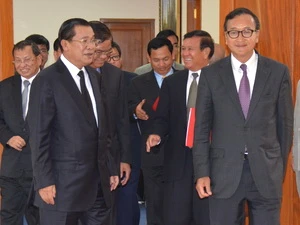 Lãnh đạo CPP Hun Sen (trái) và CNRP Sam Rainsy (phải) dẫn đầu hai phái đoàn hai đảng tại cuộc họp ngày 16/9. (Ảnh: Chí Hùng/Vietnam+) 