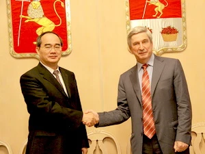 Phó Thủ tướng Nguyễn Thiện Nhân gặp Phó chủ tịch thứ nhất Duma quốc gia Nga Melnikov. (Ảnh: Cao Cường/Vietnam+)