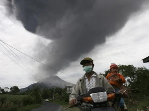 Núi lửa Sinabung trên đảo Sumatra phun trào tro bụi khiến người dân xung quanh phải sơ tán. (Nguồn: Reuters)