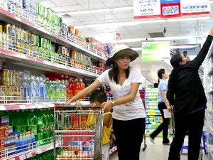 Người tiêu dung mua sắm tại siêu thị Coop mart Cần Thơ. (Ảnh: Thanh Vũ/TTXVN)