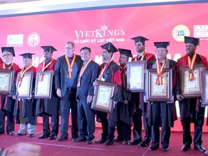 Các kỷ lục gia nhận bằng tiến sỹ danh dư. (Ảnh: Hà Huy Hiệp/Vietnam+)