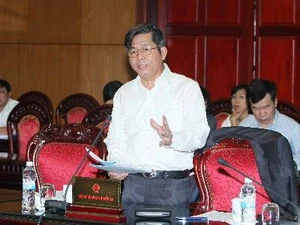 Bộ trưởng Bộ Kế hoạch và Đầu tư Bùi Quang Vinh trình bày Tờ trình Luật đầu tư công tại phiên họp. (Ảnh: Phương Hoa/TTXVN)