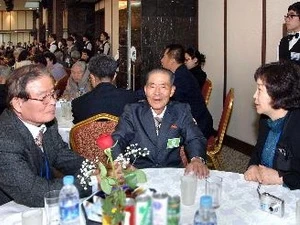 Niềm hạnh phúc đoàn tụ của người dân hai miền Triều Tiên trong cuộc gặp tại Khu nghỉ mát Núi Kumgang, tháng 10/2010. (Nguồn: THX/TTXVN)