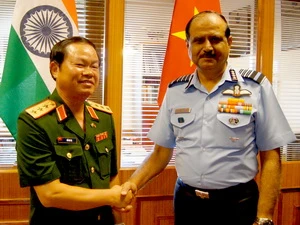 Tổng Tham mưu trưởng Đỗ Bá Tỵ và Chủ tịch Hội đồng các Tham mưu trưởng, kiêm Tư lệnh Không quân Ấn Độ N.A.K. Br. (Ảnh: Minh Lý/Vietnam+)