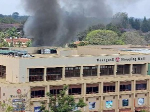 Khói bốc lên từ trung tâm mua sắm Westgate sau vụ tấn công khủng bố. (Nguồn: Kyodo/TTXVN)