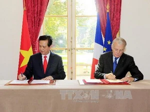 Thủ tướng Nguyễn Tấn Dũng và Thủ tướng Pháp Jean-Marc Ayrault ký Tuyên bố chung về Quan hệ Đối tác chiến lược Việt Nam-Pháp. (Ảnh: Đức Tám/TTXVN)
