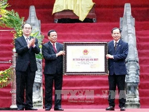 Phó Thủ tướng Nguyễn Thiện Nhân trao Bằng công nhận Di tích Quốc gia đặc biệt đối với Di tích Lam Kinh cho lãnh đạo tỉnh Thanh Hóa. (Ảnh: Minh Đức/TTXVN)