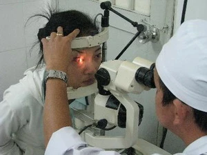 Khám bệnh đau mắt đỏ cho bệnh nhân tại Bệnh viện Đa khoa Bình Dương. (Ảnh: Dương Chí Tưởng/TTXVN)