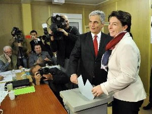 Thủ tướng, ứng cử viên Đảng Dân chủ Xã hội Áo Werner Faymann và vợ bỏ phiếu tại một địa điểm bầu cử ở Vienna. (Nguồn: AFP/TTXVN)