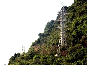 Cột điện trên khu vực đảo Cô Tô. (Ảnh: Văn Đức/TTXVN)