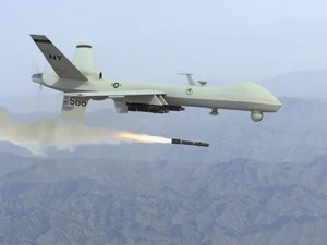 Máy bay không người lái của Mỹ thực hiện bắn tên lửa vào một mục tiêu mặt đất. (Nguồn: dronewarsuk.files.wordpress.com)