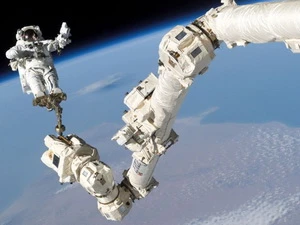 Phi hành gia thực hiện nhiệm vụ ngoài không gian trên Trạm ISS. (Nguồn: mashable.com)