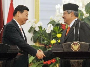 Chủ tịch Trung Quốc Tập Cận Bình (trái) bắt tay với Tổng thống Indonesia (phải) sau cuộc họp báo chung. (Nguồn: AFP/TTXVN)