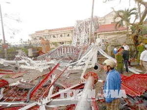 Cột thu phát sóng tại tỉnh Quảng Bình bị đổ trong cơn bão số 10. (Ảnh: Võ Thị Dung/TTXVN)