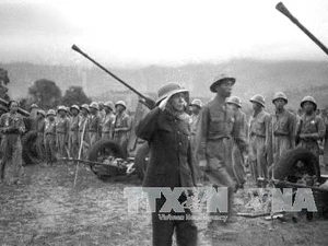 Đại tướng Võ Nguyên Giáp duyệt các đơn vị tham gia chiến dịch Điện Biên Phủ tại Lễ mừng chiến thắng ngay tại mặt trận. (Ảnh: Tư liệu TTXVN)