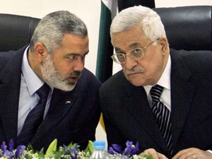Tổng thống Palestine, lãnh đạo Fatah Mahmoud Abbas (phải) và Thủ tướng Palestine ở Gaza, lãnh đạo Hamas, Ismail Haniyeh năm 2007. (Nguồn: AP)
