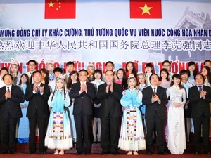 Thủ tướng Trung Quốc Lý Khắc Cường, Phó Thủ tướng Nguyễn Thiện Nhân và các đại biểu dự chương trình giao lưu. (Ảnh: Doãn Tấn/TTXVN)