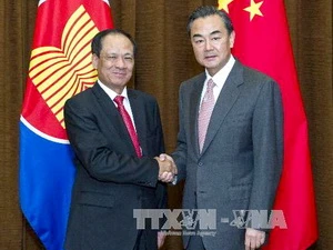 Ngày 17/10, tại Bắc Kinh, Ngoại trưởng Trung Quốc Vương Nghị (phải) đã có cuộc gặp Tổng Thư ký ASEAN Lê Lương Minh (trái). (Nguồn: THX/TTXVN)