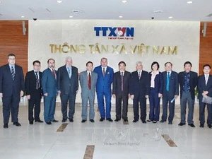 Tổng giám đốc TTXVN Nguyễn Đức Lợi và Tổng giám đốc ITAR-TASS Sergei V. Mikhailov (thứ sáu từ trái sang) cùng các đại biểu chụp ảnh chung. (Ảnh: Lâm Khánh/TTXVN)