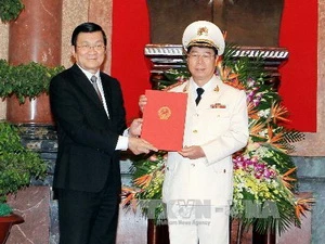 Chủ tịch nước Trương Tấn Sang trao Quyết định phong hàm từ Trung tướng lên Thượng tướng cho Thứ trưởng Bùi Văn Nam. (Ảnh: Nguyễn Khang/TTXVN)
