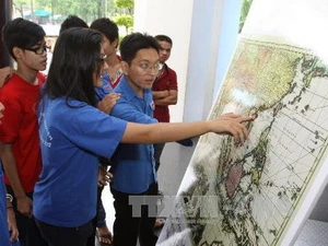 Thanh niên TPHCM tham quan triển lãm “Hoàng Sa, Trường Sa của Việt Nam - những bằng chứng lịch sử.” tháng 8/2013. Ảnh minh họa. (Nguồn: TTXVN)