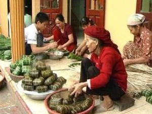 Dân làng Hùng Lô gói bánh chưng dịp Tết Nguyên Đán. (Nguồn: Internet) 