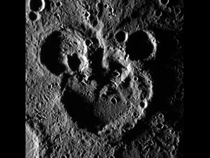 Cấu tạo địa hình trên bề mặt sao Thủy có hình khuôn mặt của chuột Mickey. (Nguồn: NASA)
