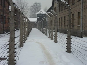 Hàng rào dây kẽm gai ở trại tập trung Auschwitz. (Nguồn: blogspot.com)