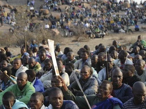 Thợ mỏ ở khu mỏ bạch kim Marikana tập trung trên ngọn đồi Marikana ở Johannesburg. (Nguồn: AFP/Getty Images)