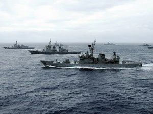 Hải quân Nhật Bản và Mỹ trong một cuộc tập trận. Ảnh minh họa. (Nguồn: strategypage.com)