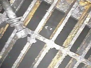 Hình ảnh chiếc bulông và lưới sắt dưới đáy bể chứa lò phản ứng trong video thu được từ camera nội soi của TEPCO tại lò phản ứng số 1. (Nguồn: Yomiuri)