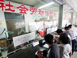 Người dân mua bảo hiểm tại một trung tâm bảo hiểm xã hội ở Lâm Nghi, tỉnh Sơn Đông, phía đông Trung Quốc. (Nguồn: Xinhua)