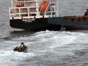 Giải cứu một tàu bị cướp biển bắt giữ. (Nguồn: AFP/TTXVN)