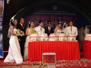 Buổi lễ se duyên cho 12 cặp đôi khuyết tật, mồ côi tại Trung tâm nhân Quê Hương ngày 10/12. (Ảnh: Dương Chí Tưởng/Vietnam+)