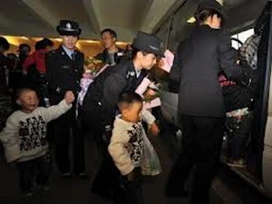 Các trẻ em được cảnh sát giải cứu. (Nguồn: AFP)