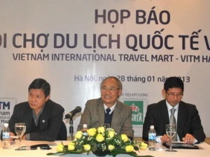 Chủ tịch Hiệp hội lữ hành Việt Nam, ông Vũ Thế Bình, tại buổi họp báo VITM Hanoi 2013. (Nguồn: dulichninhbinh.com.vn)