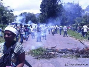 Những người biểu tình phản đối việc bắt giữ. (Nguồn: nyasatimes.com)