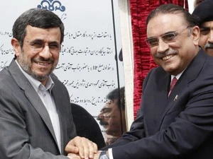 Tổng thống Iran Mahmoud Ahmadinejad (trái) và Tổng thống Pakistan Asif Ali Zardari tại lễ khởi công. (Nguồn: Reuters)