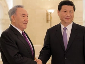 Chủ tịch nước Trung Quốc Tập Cận Bình và Tổng thống Kazakhstan Nursultan Nazarbayev. (Nguồn: inform.kz)