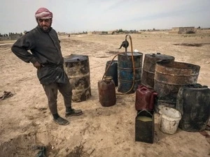 Một người đàn ông Syria làm nghề tinh chế dầu thô. (Nguồn: AFP)