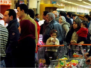 Người dân Ai Cập xếp hàng bên ngoài một khu chợ ở Cairo. (Nguồn: Associated Press)