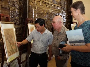 Khách quốc tế tham quan một triển lãm khác về Hoàng Sa. (Ảnh: Trần Lê Lâm/TTXVN)