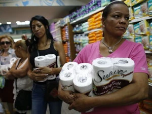 Người dân xếp hàng trong một siêu thị ở Caracas. (Nguồn: Reuters) 