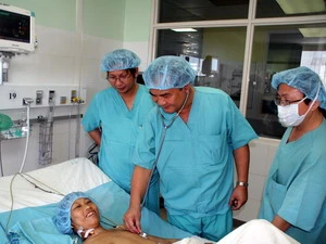 Các bác sỹ khám cho bệnh nhân Hứa Cẩm Tú sau khi ghép thận. (Nguồn: Phú-Việt/TTXVN)