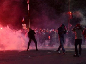 Cuộc đụng độ nổ ra khiến nhiều khu vực ở thủ đô náo loạn và tràn ngập hơi cay. (Ảnh: AFP)