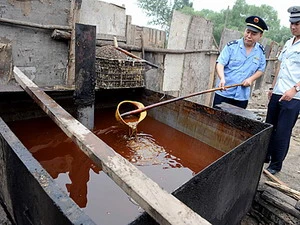 Dầu ăn bẩn bị công an Trung Quốc thu giữ. (Nguồn: AFP / Getty Images)