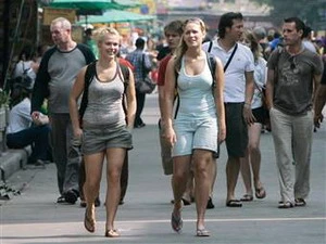 Khách du lịch nước ngoài đi bộ trên một con phố ở Thái Lan. (Nguồn: wtgcp.com)